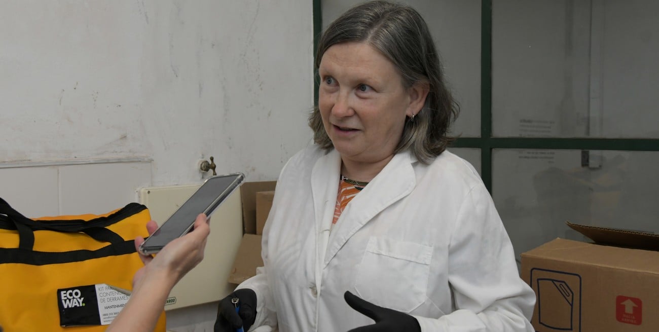 La profesora Mariana Yossen explicó qué elementos trae el kit contenedor de derrames. Foto: Manuel Fabatía