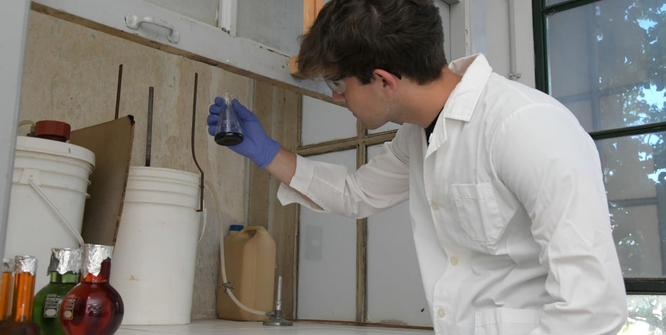 Campana de seguridad para manipular químicos que generen gases tóxicos. Foto: Manuel Fabatía