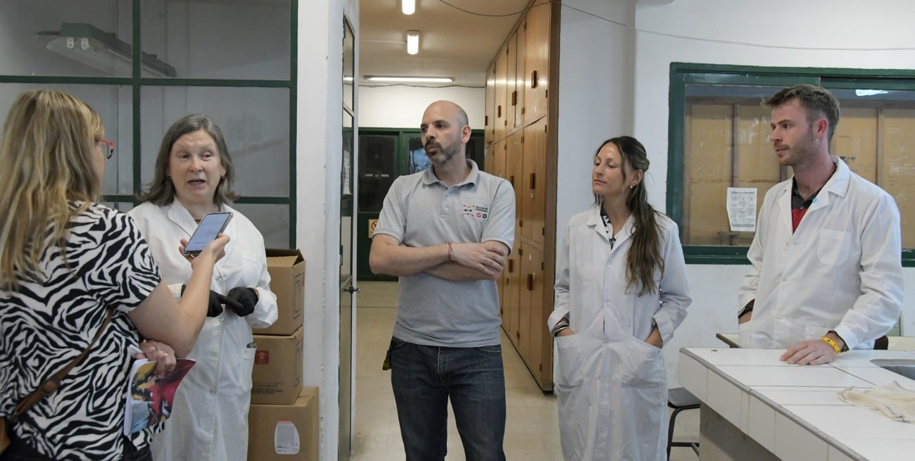 El Litoral hizo una recorrida por el laboratorio de la EIS junto a docentes y ayudantes de laboratorio. Foto: Manuel Fabatía