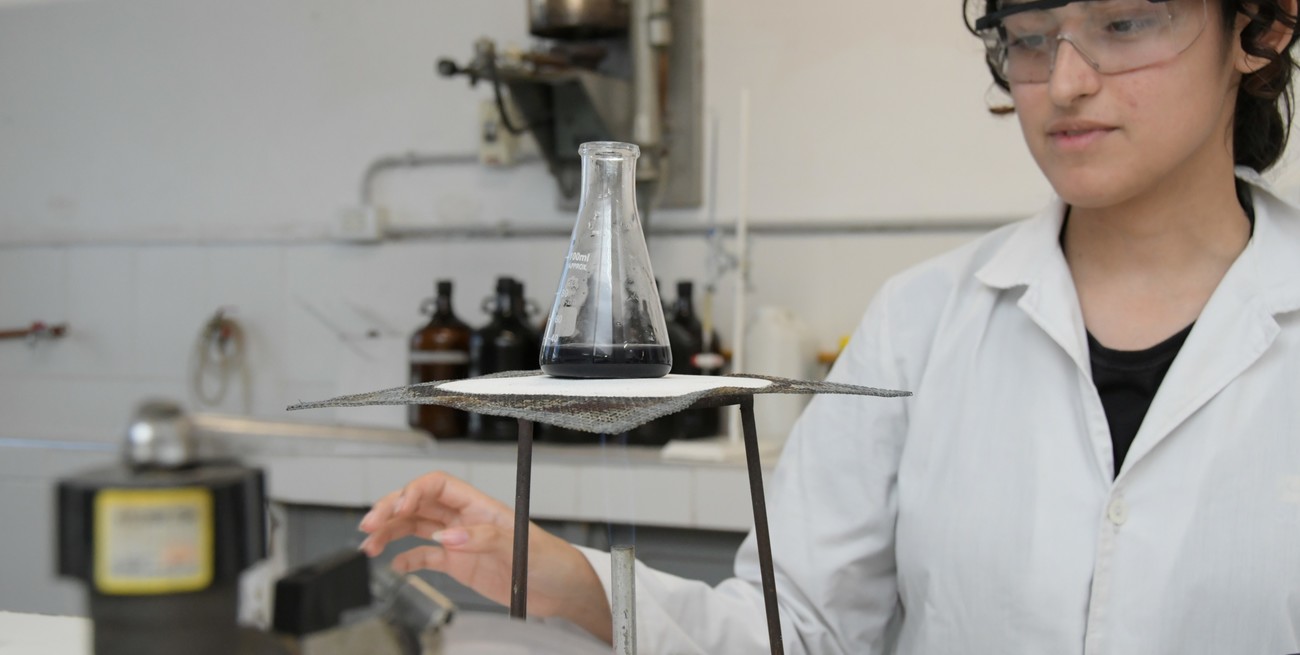 Los mecheros, uno de los elementos de cuidado en los laboratorios. Foto: Manuel Fabatía