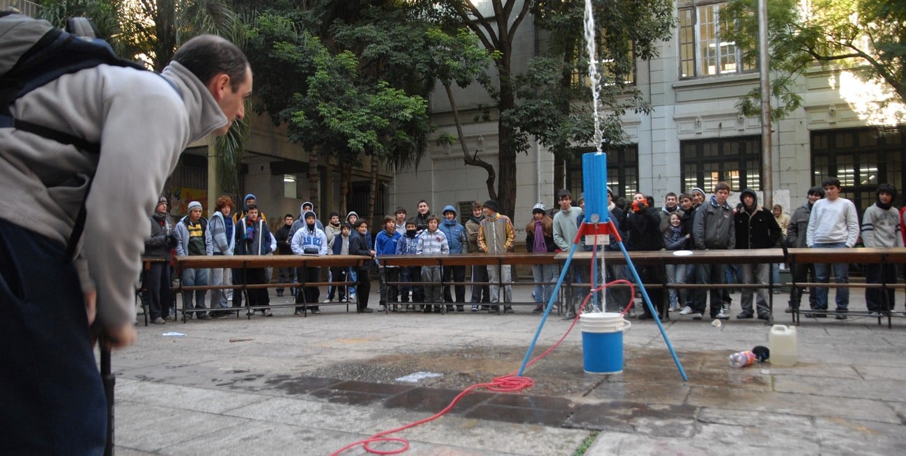 Si hay elementos que pueden salir eyectados de un experimentos, los estudiantes tienen que estar a una cierta distancia. Foto: Flavio Raina