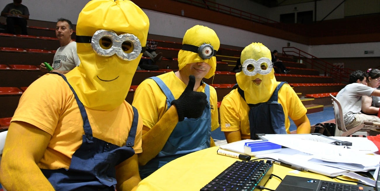 Los "minions" vinieron a Santa Fe a resolver problemas de programación. ¿Se les entenderá algo? Foto: Manuel Fabatía