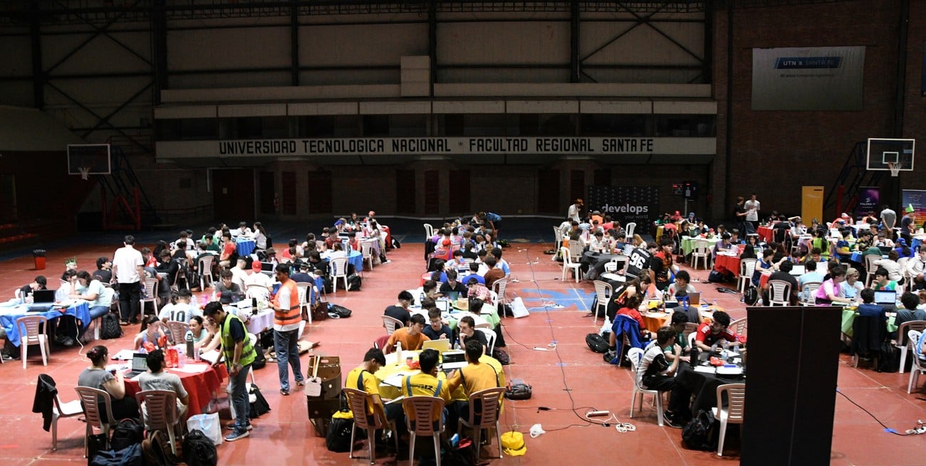 Divididos en equipos de tres, en el gimnasio cubierto de la UTN había 240 chicos y chicas. Foto: Manuel Fabatía