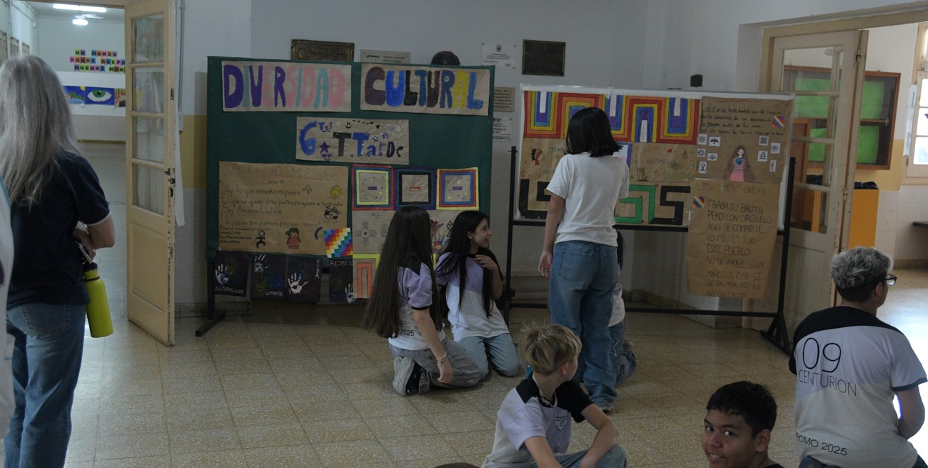 En la cartelera los chicos de 6to grado plasmaron sus reflexiones sobre el Día de la Diversidad Cultural. Foto: El Litoral