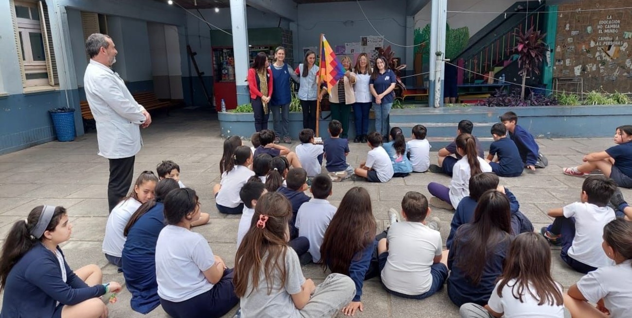 Los chicos de 4to grado conocieron el significado de la bandera Wiphala.