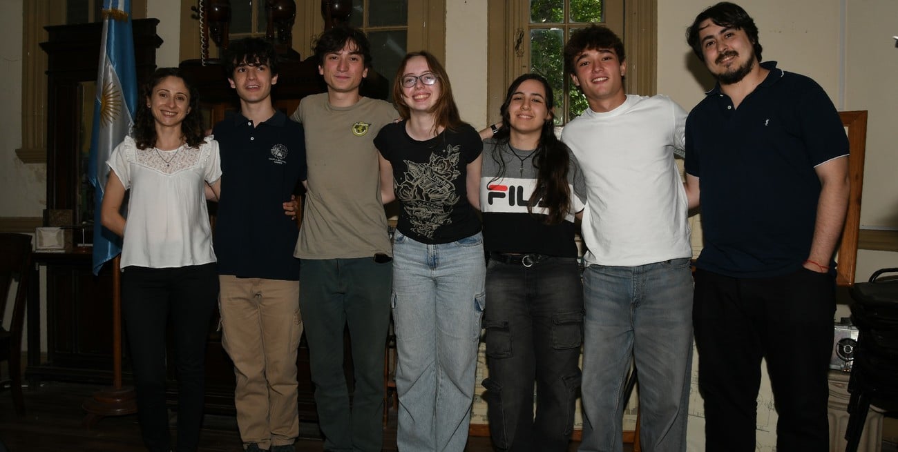 Natalia Suárez e Iván Flores (docentes, en las puntas), junto a los chicos Francisco Díaz, Tomás Rossiter, Sofía Oggier, Ana Paula Silva y Mateo Robello.