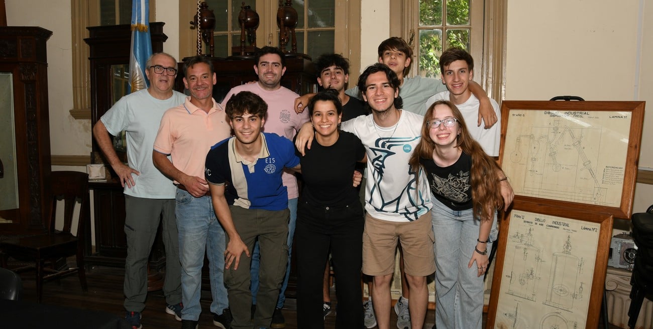 Santino Doffo, Matías Fabbro, Iñaki Urteaga, Máximo Berli, Santiago Riera y Sofía Oggier, junto a sus docentes y el secretario académico Eduardo Lázaro. Foto: Manuel Fabatía