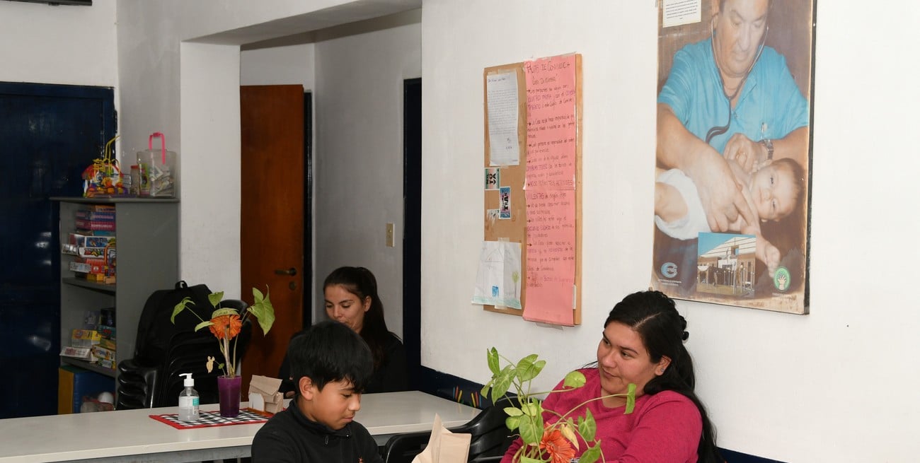 Un cuadro del Dr. Alassia preside el estar-comedor y cuida a las hospedadas. Foto: Manuel Fabatía