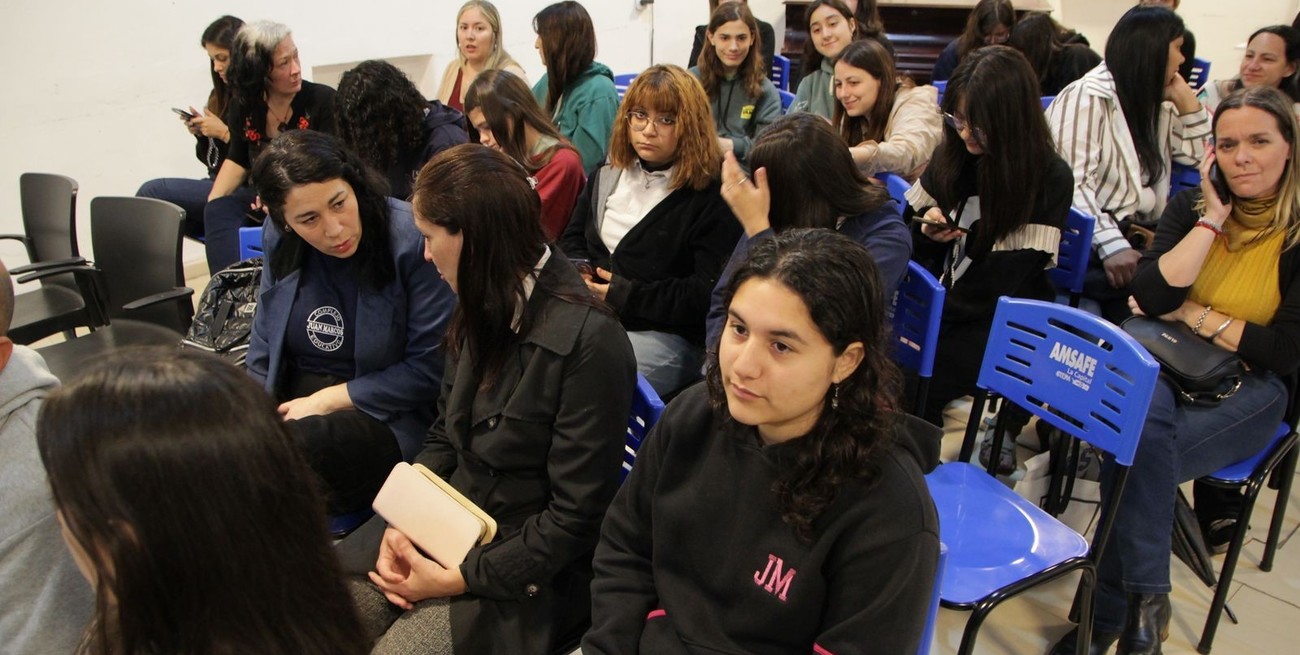Certamen literario  "María Dolores Rojas de Torregiani". Foto: Gentileza
