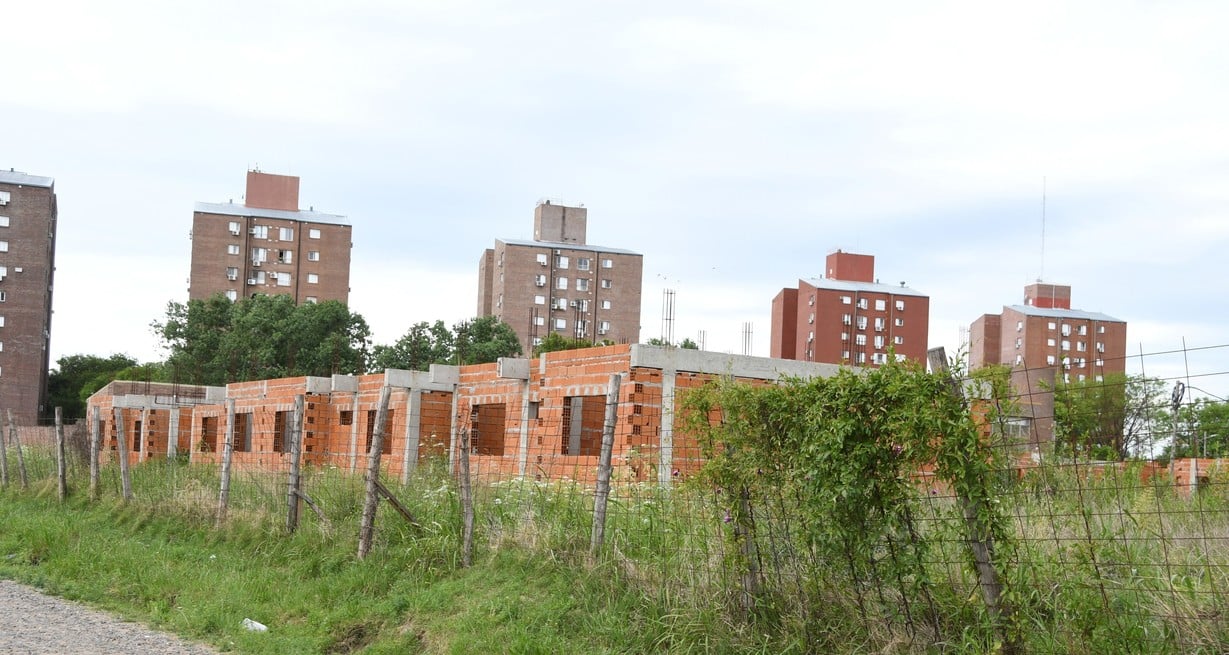 La obra paralizada está detrás de las torres de La Florida. Foto: Manuel Fabatía