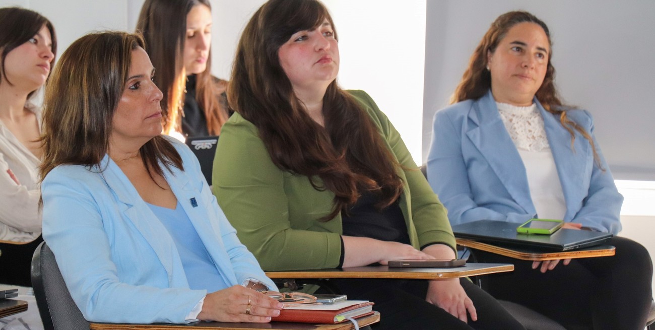 Autoridades de la Facultad de Psicología: Ana Luisa Natta (decana), Daniela Mendieta y Yanina Alarcón.