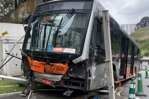 El micro se quedó sin frenos y desató un impactante choque en cadena en San Pablo.