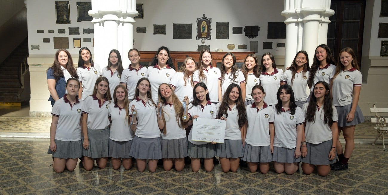 Si bien dos grupos llevaron sus producciones al evento final en Rosario, este año participaron 24 alumnos de 4to año, junto a la profesora Noelia Ferrato. Foto: Guillermo Di Salvatore