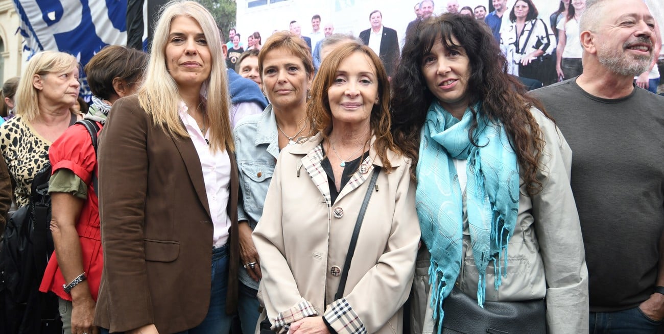 Laura Tarabella (derecha) y Liliana Dillon (izquierda) es la fórmula que tratará la próxima Asamblea Universitaria. Aquí en una marcha federal de 2024, junto a la actual decana de Derecho, Claudia Levin (centro). Foto: Manuel Fabatía