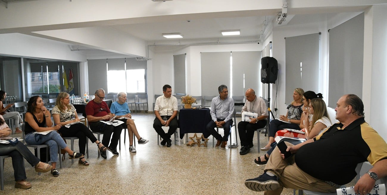 En la ocasión, los obispos y el Equipo de Comunicación del Arzobispado mantuvieron una charla amena con periodistas que atravesó varios temas. Foto: Manuel Fabatía