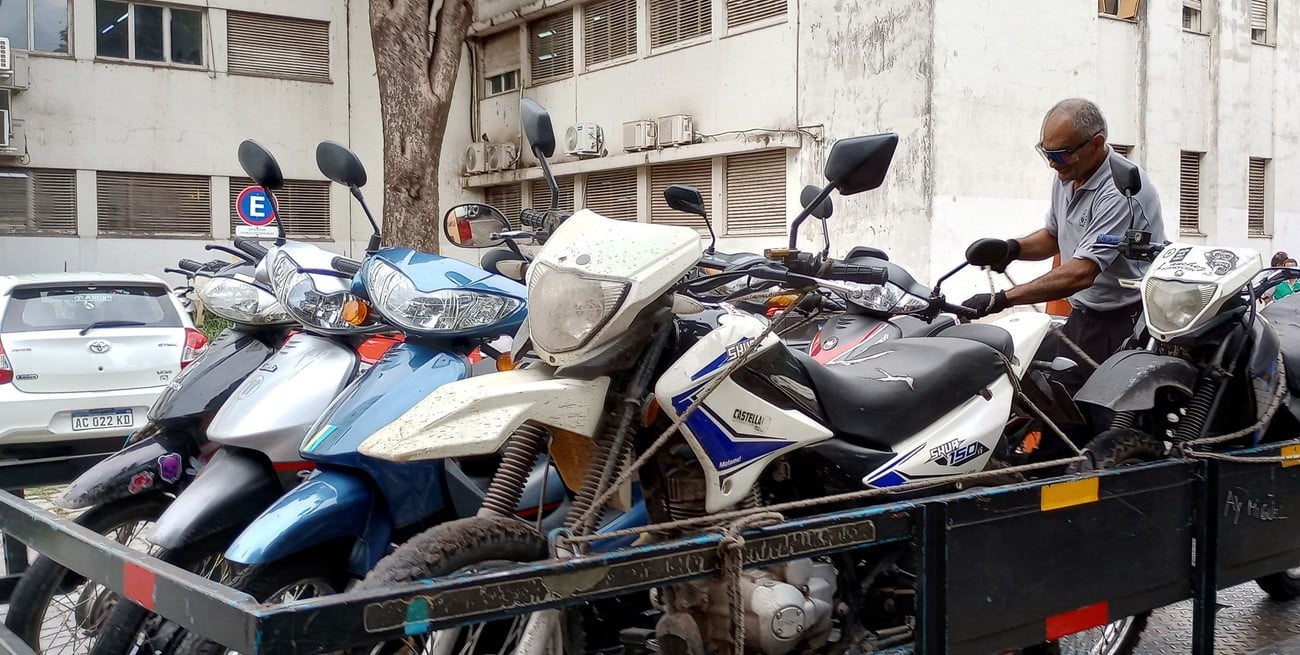 De las entre 10.400 y 10.500 motos retenidas en 2025, el 13% fue por no uso de casco. Foto: Gentileza