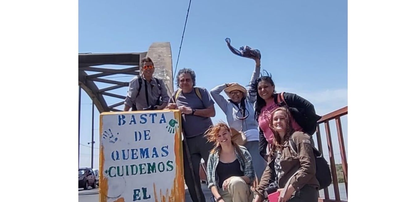 Los biólogos Rafael Lajmanovich (parado en el centro), Ana Paula Cuzziol y Paola Peltzer (agachadas) junto a ambientalistas de Santo Tomé que colaboraron en terreno.
