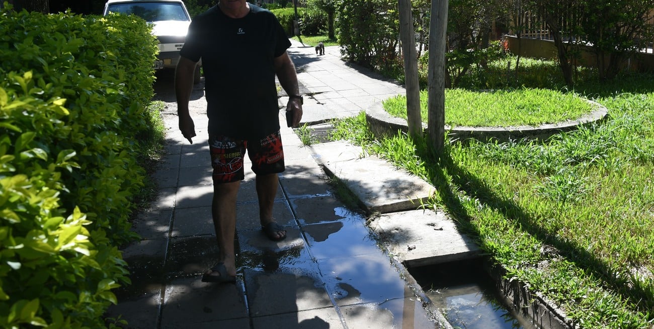 No es agua de lluvia. Hace 10 días que los efluentes cloacales corren por veredas y un desagüe pluvial a cielo abierto. Foto: Manuel Fabatía