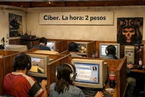 Recreación de un ciber de los años 2000. Imagen hecha con IA. Crédito: Archivo El Litoral