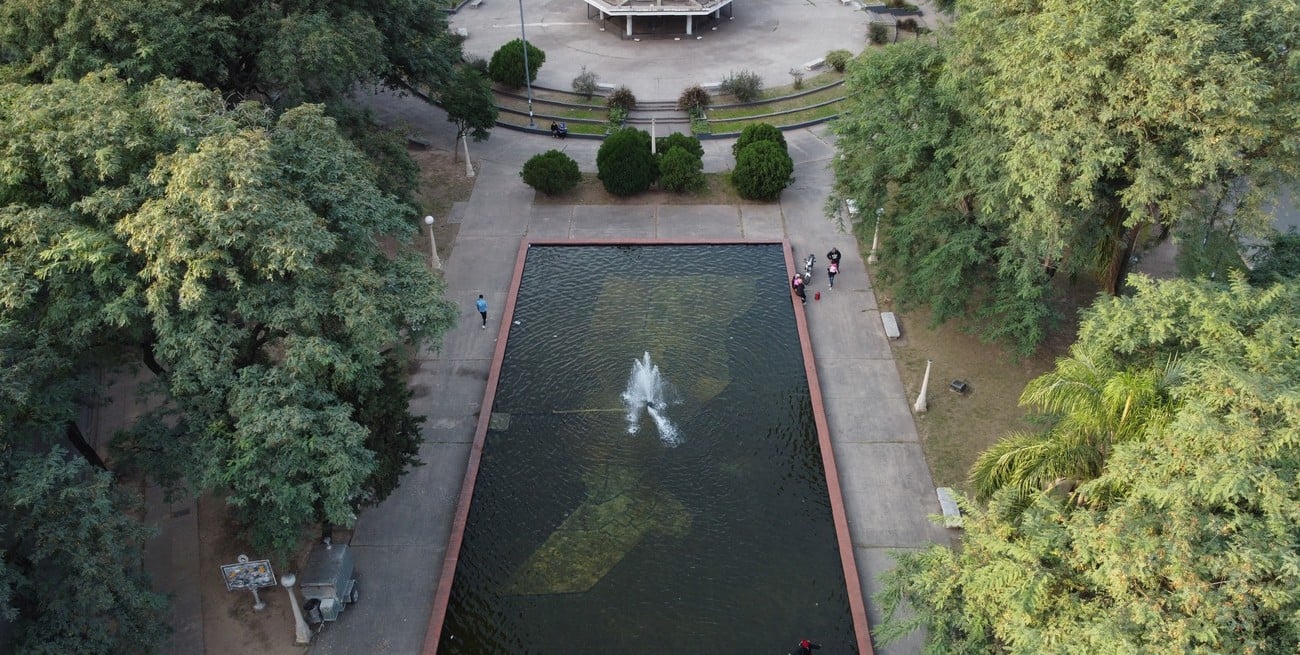 En el piletón actual apenas se visualiza el mapa sobreelevado de Santa Fe. Foto: Luis Cetraro