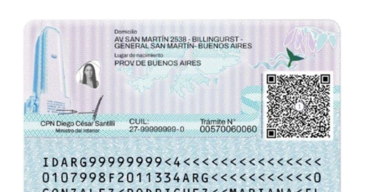 En el reverso, a la izquierda, el Monumento a la Bandera es uno de los símbolos que incorpora. En el centro las Islas Malvinas.