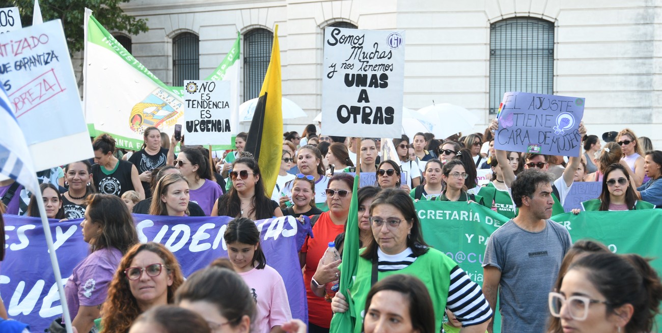 Marcha por el 8M en Santa Fe. Foto: Manuel Fabatía