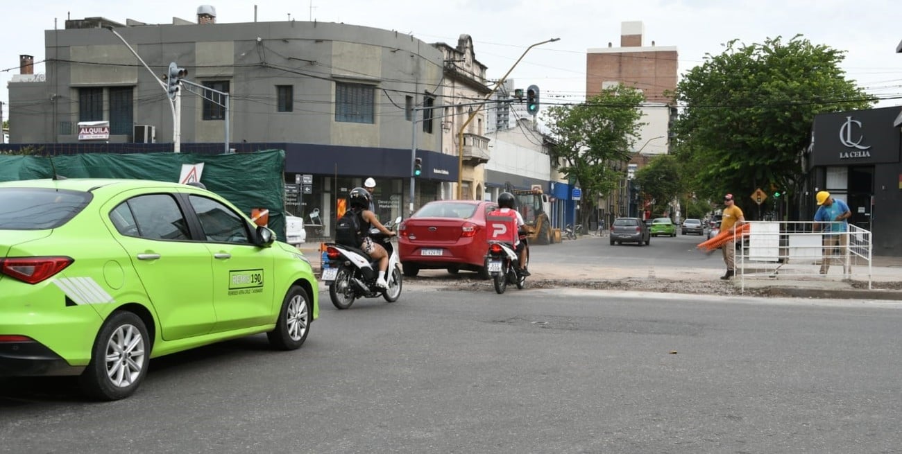 El martes por la tarde quedó habilitado un carril de 25 de Mayo en su cruce con bulevar. Allí se soterró el bypass para proseguir los trabajos sin interrumpir el paso por mucho tiempo. Foto: Manuel Fabatía