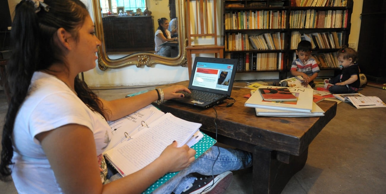 Desde una computadora en el hogar se puede seguir la clase online. Foto: Agencia