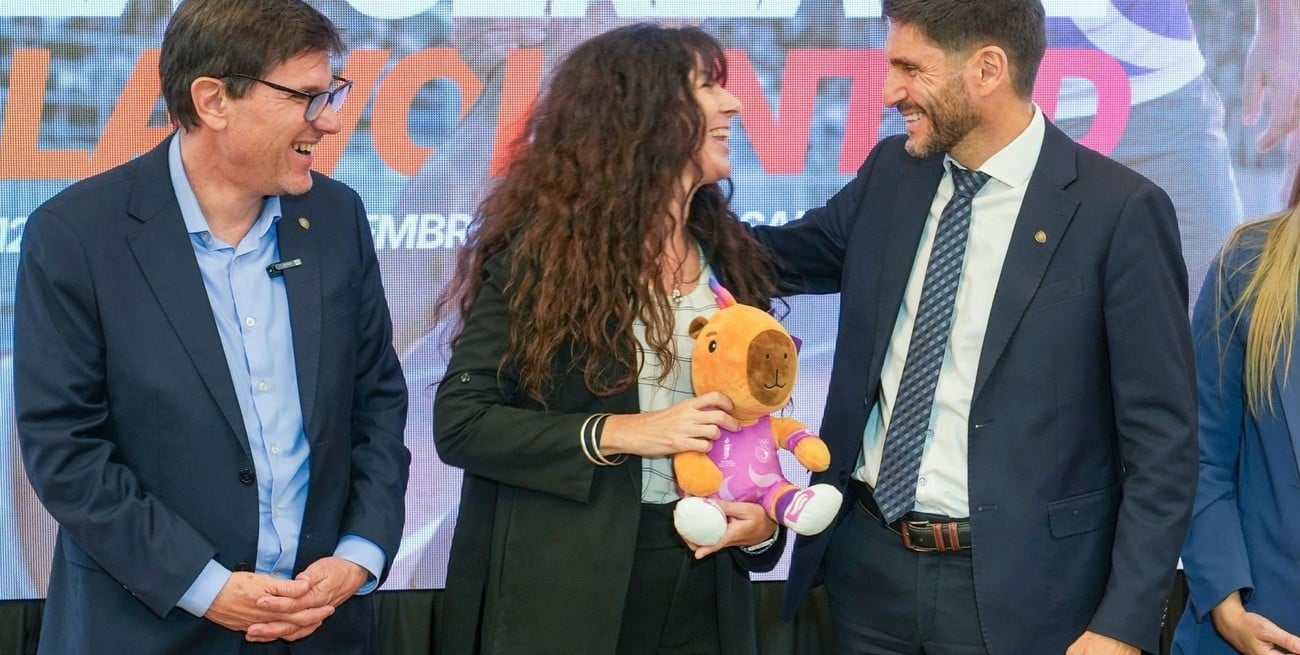 "En un contexto cada vez más individualista, Santa Fe puede mostrar, a través del deporte, una sociedad distinta", dijo Pullaro, que le regaló la mascota de los Odesur a la rectora Tarabella. Foto: Gentileza