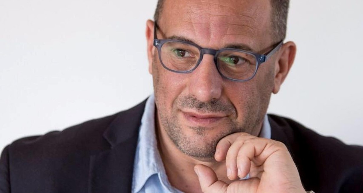 El psicólogo Schujman propone a los adultos "sentarse a la mesa con los adolescentes, salir a caminar, preguntarles genuinamente cómo están, mirarlos a los ojos". Foto: Gentileza