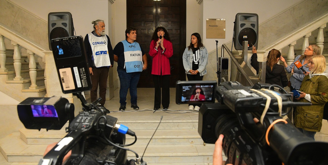 Autoridades universitarias, dirigentes gremiales y referente estudiantil, unidos en defensa de la universidad. Foto: Guillermo Di Salvatore