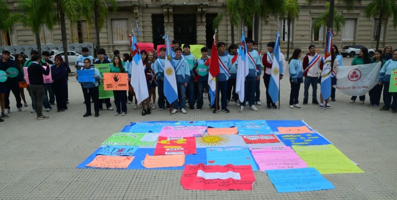 Chicos de la escuela Juan Marcos llevaron mensajes de paz en la plaza. Foto: Guillermo Di Salvatore