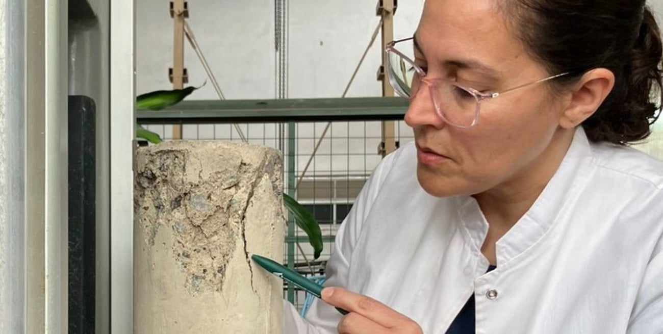 La doctora Guilarducci con la probeta de hormigón. Foto: Gentileza