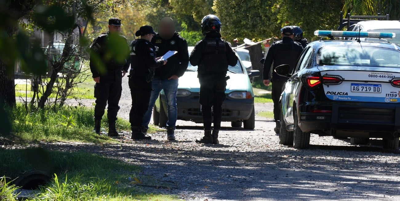 La notificación a la familia se realizó este lunes con efectivos de la fuerza policial. Foto: Manuel Fabatía