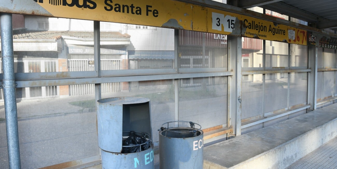 Presentan cestos de residuos "descabezados" y señalética en mal estado, además de los paneles metálicos oxidados. Foto: Manuel Fabatía