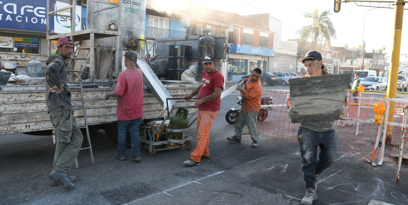 Por Aristóbulo a la altura de Galicia estaban finalizando con la demarcación de sendas peatonales en los cruces de calle. Foto: Manuel Fabatía