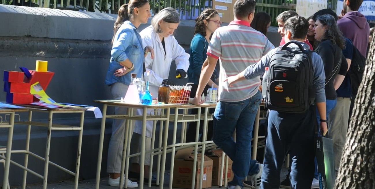 Los laboratorios de la EIS también salieron a la calle para visibilizar el reclamo que deja a las escuelas universitarias sin clases. Foto: Guillermo Di Salvatore