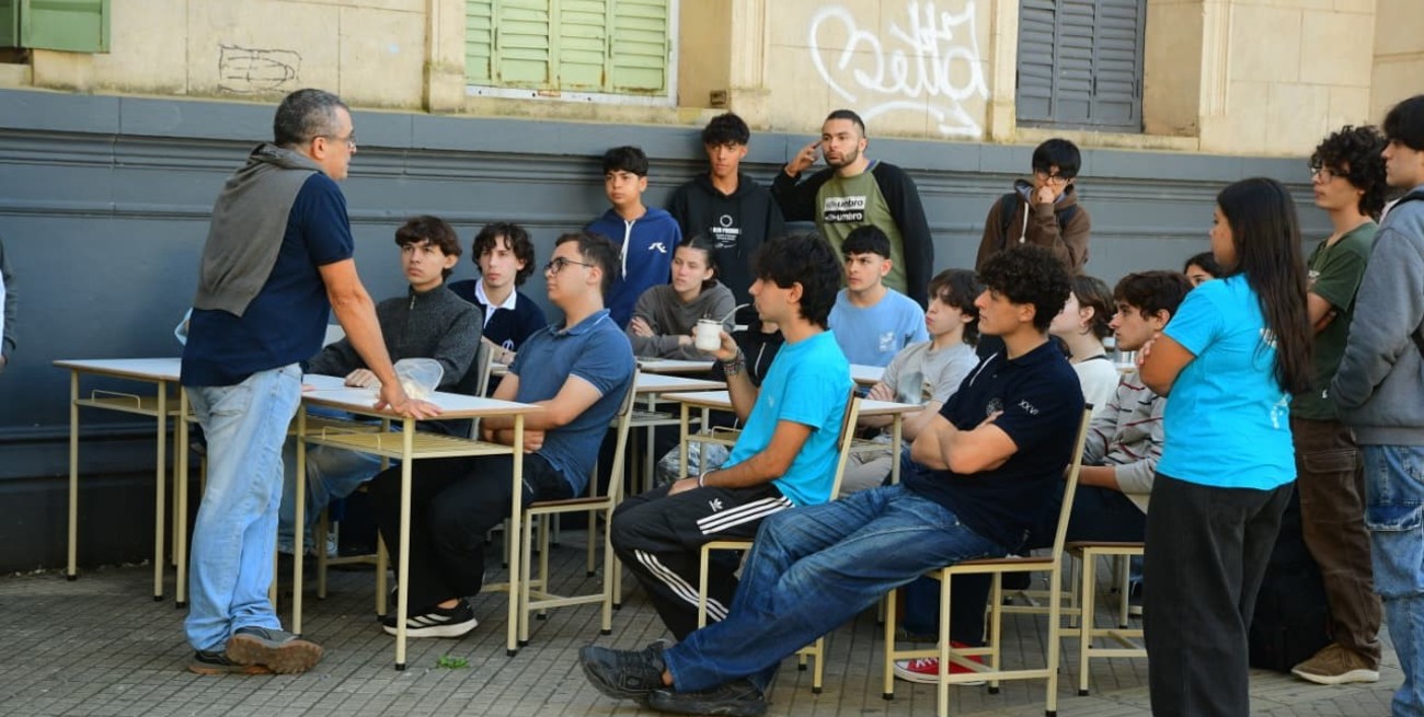 En la vereda de la Escuela Industrial se realizaron clases públicas este jueves. Foto: Guillermo Di Salvatore