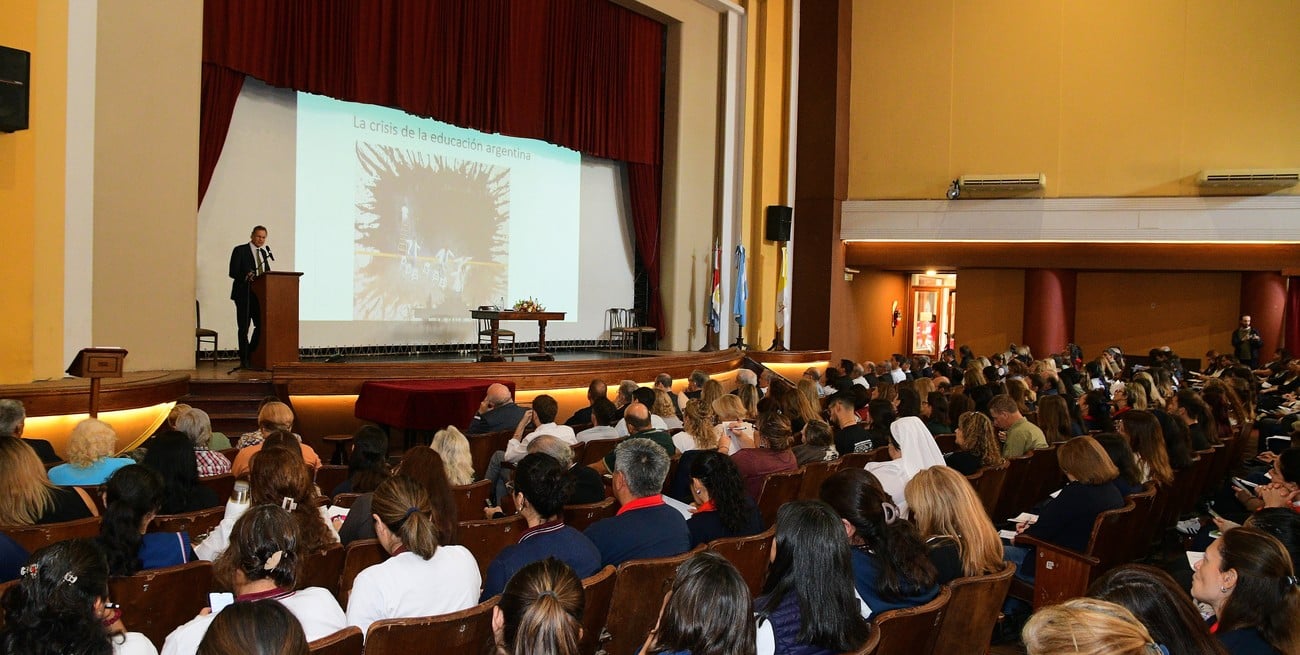 "Lo que propone el proyecto es devolverle facultades al director para que pueda participar en la elección del equipo docente", dijo el disertante. Foto: Guillermo Di Salvatore