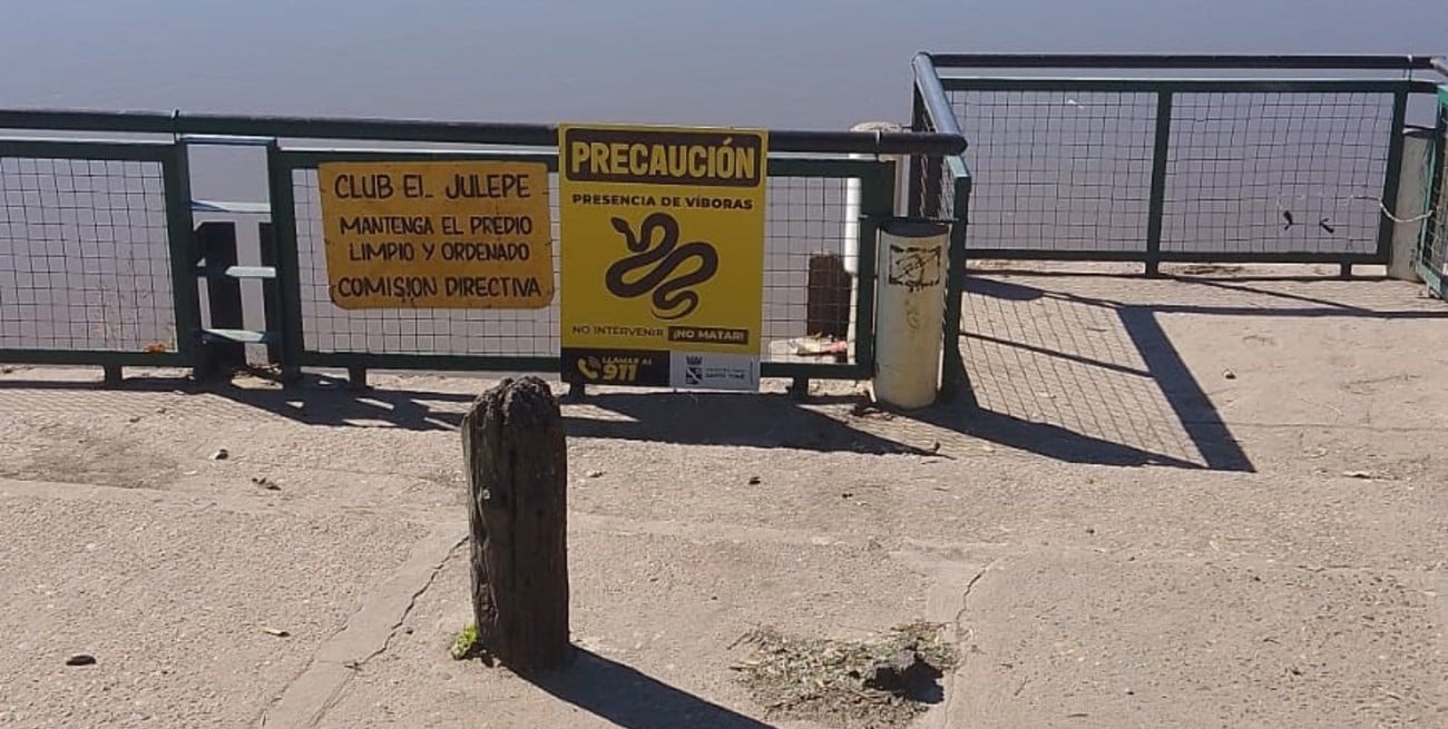 El municipio de Santo Tomé colocó carteles preventivos el costas y espacios verdes. Foto: Gentileza