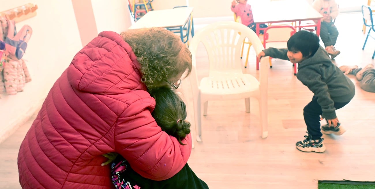 “¿Me podés dar un abrazo?”: entre cuentos y ternura, las abuelas encontraron en las salas un vínculo imposible de explicar con palabras. Foto: Flavio Raina