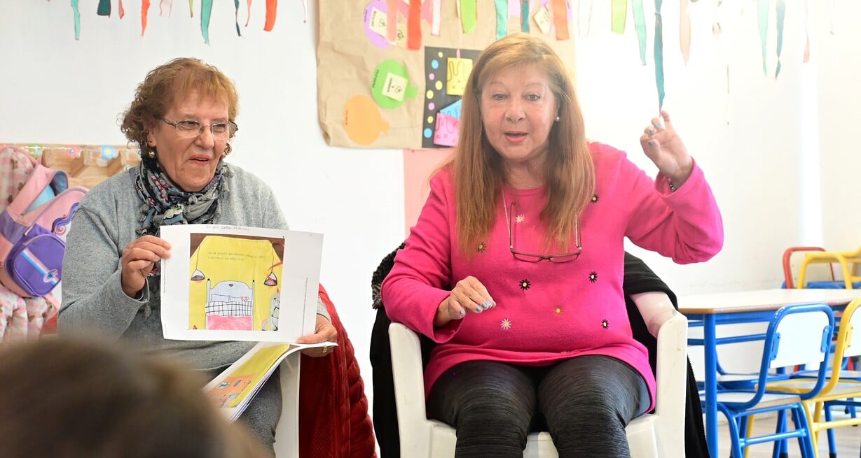 “Parece que voy a actuar en el Colón”, bromeó una de las abuelas antes de entrar a narrar. Después llegaron los aplausos y los abrazos. Foto: Flavio Raina