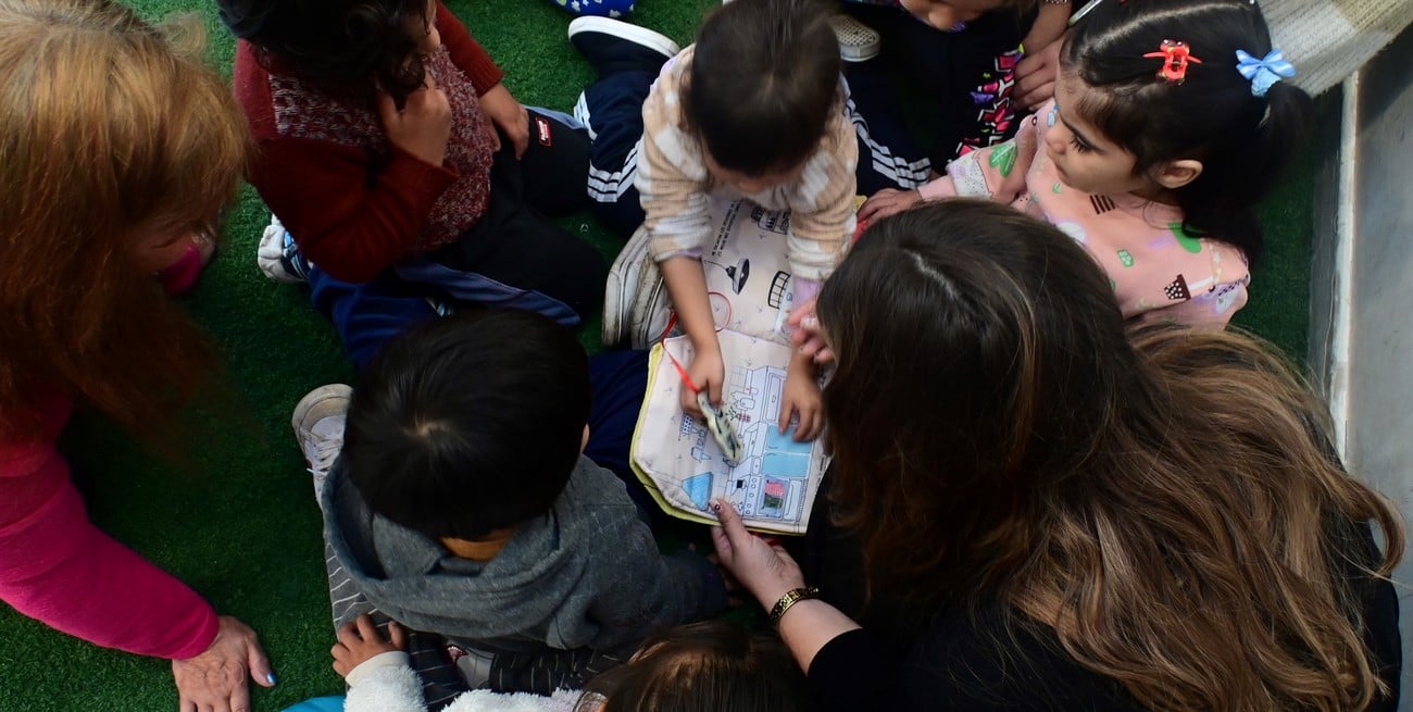 Los chicos escuchan atentos, miran fascinados y descubren que un cuento también puede sentirse como un abrazo. Foto: Flavio Raina