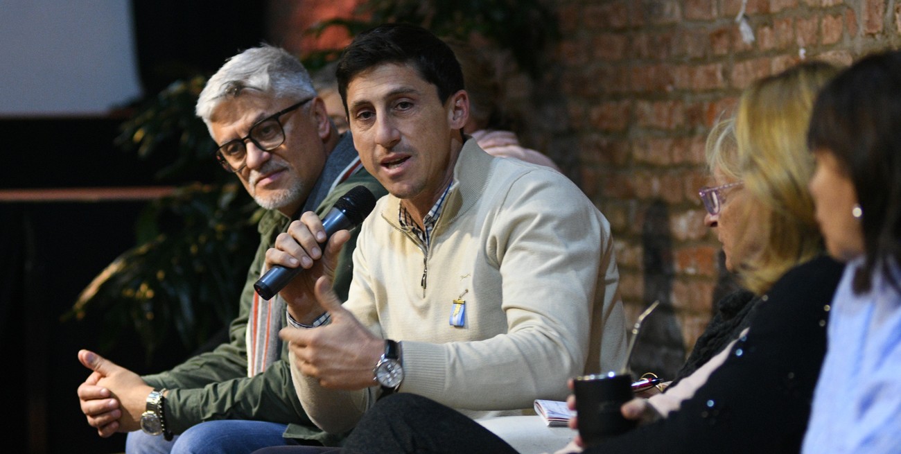"La pregunta es qué está haciendo el niño o adolescente, con quién se comunica, qué aprende y qué consume en ese universo digital tan amplio", planteó Garibaldi.