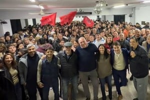 Dirigentes y funcionarios cercanos a Juan Pablo Poletti posaron en una foto difundida por el Ateneo Reformista.