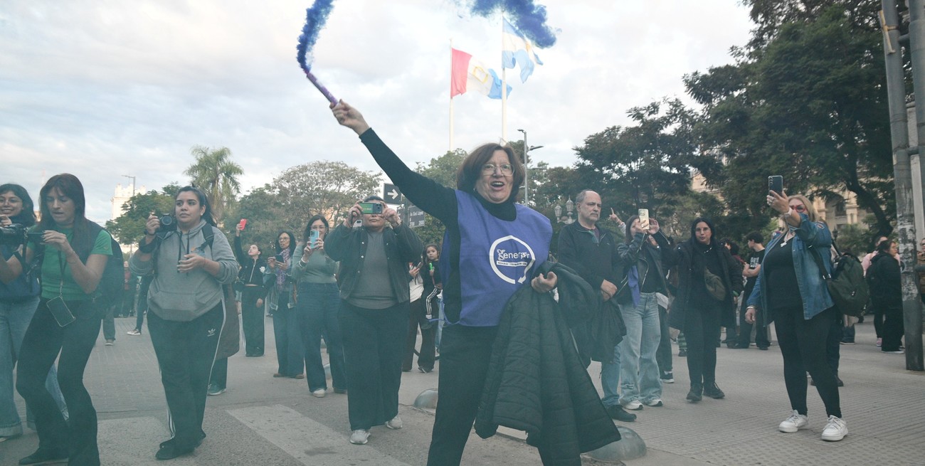 Con carteles y bengalas de humo violeta o verde, las manifestantes se hicieron oir contra la violencia machista. Foto: Manuel Fabatía