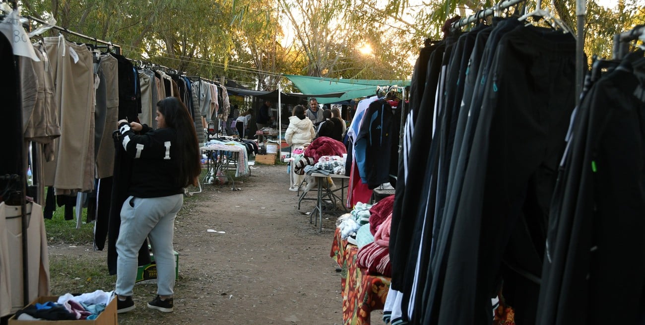 La feria del CIC de Facundo Zuviría congrega a unos 400 puestos cada domingo. Foto: Manuel Fabatía