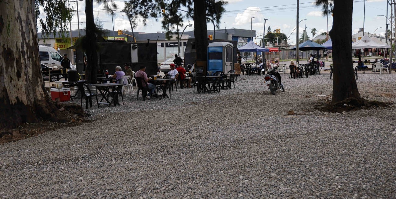 El ordenamiento municipal comenzó por los 14 carribares que se ubicaban en las calles y veredas de los alrededores del Iturraspe. Se colocó piedra en un sector y se los reubicó allí. Foto: Gentileza
