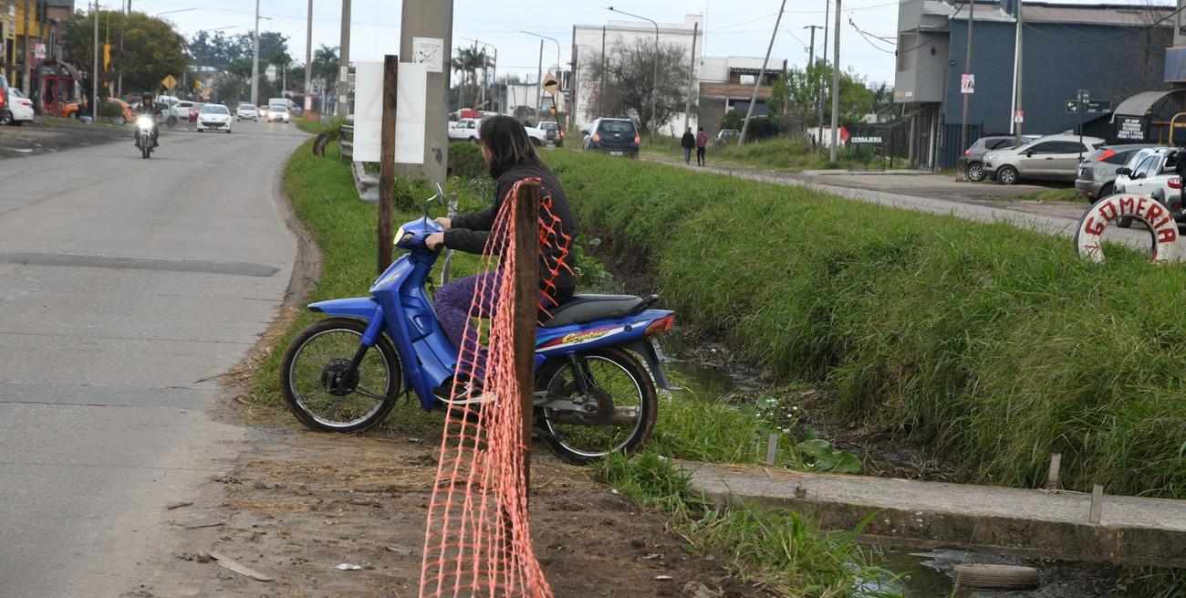 Gisela, comerciantes del lugar, espera que "ojalá al hacer los puentes peatonales nuevos se pueda controlar que no pasen motos y bicis como ahora". Foto: Manuel Fabatía