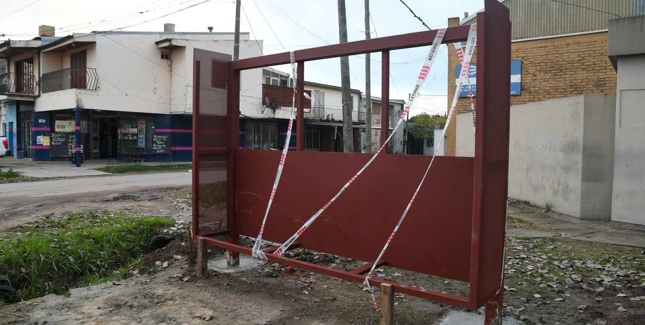 La obra también prevé la refuncionalización de las garitas de colectivos por esa zona de la avenida. Foto: Manuel Fabatía